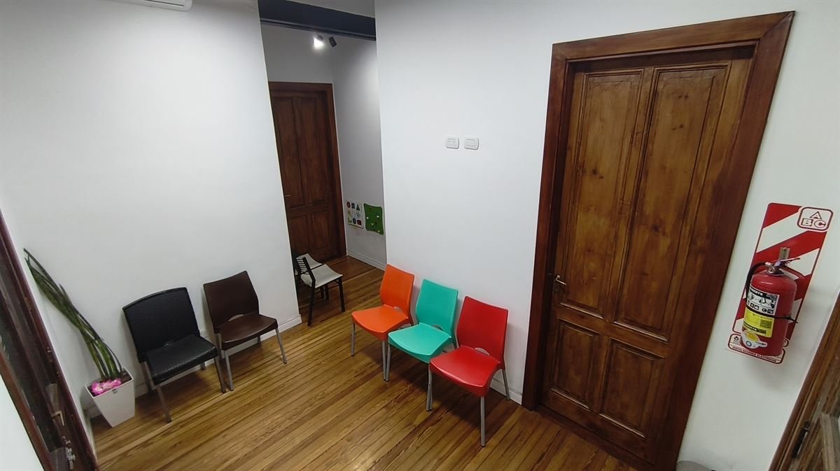 Sala de espera con sillas de colores