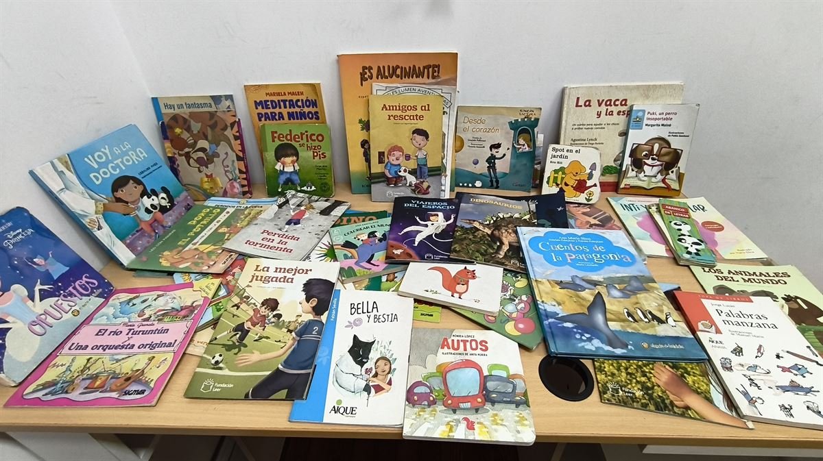 Mesa con cuentos infantiles para leer durante la espera