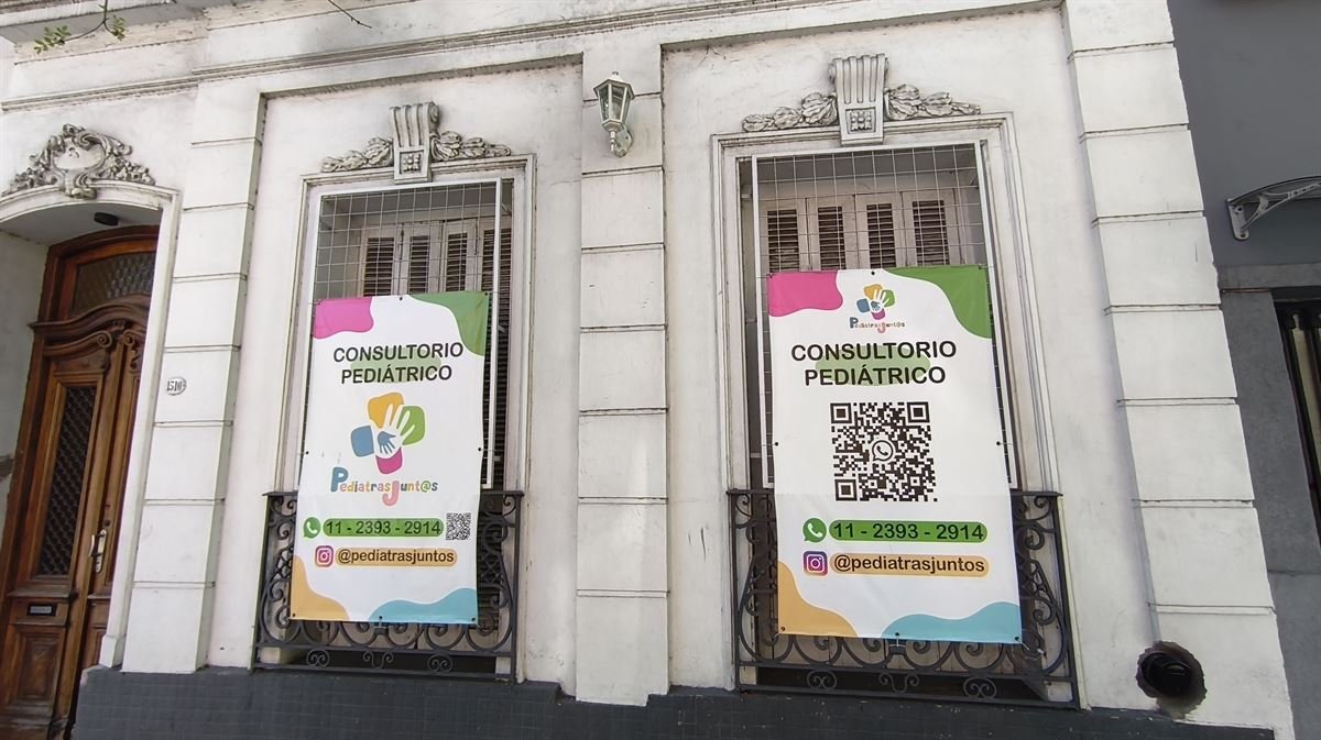 Fachada del consultorio en Maza 1510, con los carteles de Pediatras Junt@s